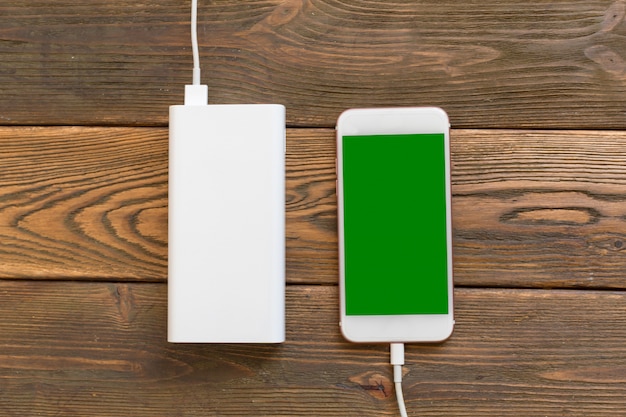 Powerbank en mobiel op houten tafel