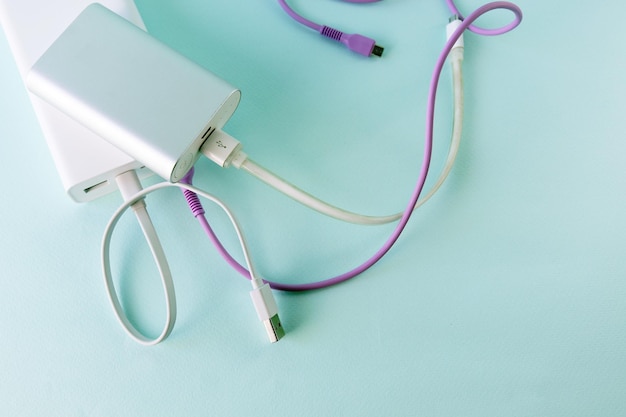 Powerbank, externe batterij en usb-kabel op tafel