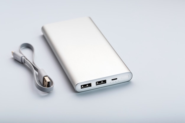 Powerbank voor het opladen van mobiele apparaten met kabel,