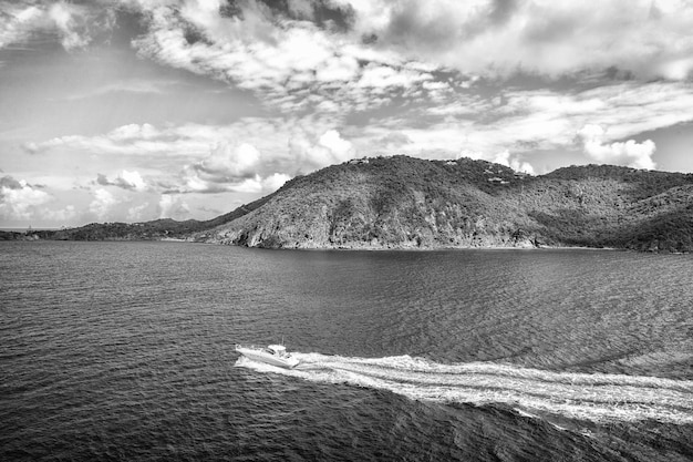 グスタビアstbartsの曇り空の青い海でのパワーボート旅行ボートワンダーラストでの旅行熱帯の島での夏休み水上輸送と船山のある美しい風景