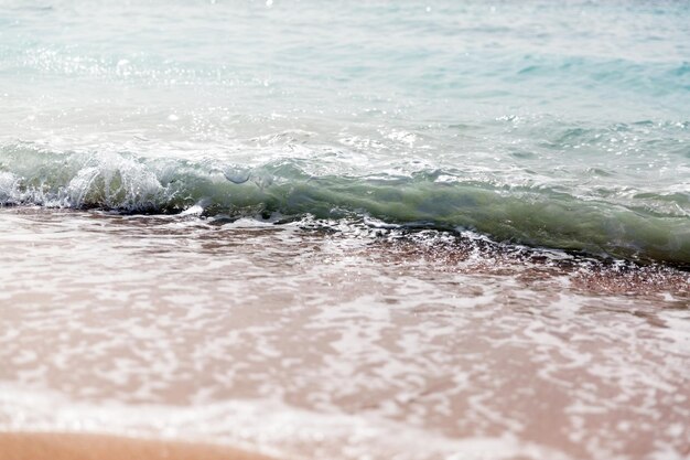 写真 強力な青い波が海岸に沿って近づいてくる