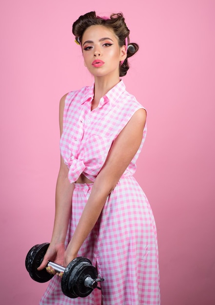 Foto potente casalinga pinup ragazza con capelli moda retrò donna con manubrio sport pin up donna con trucco alla moda bella ragazza in stile vintage womens power