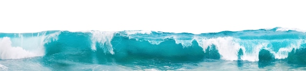 Onde blu oceano potenti con schiuma bianca isolata su sfondo bianco formato banner
