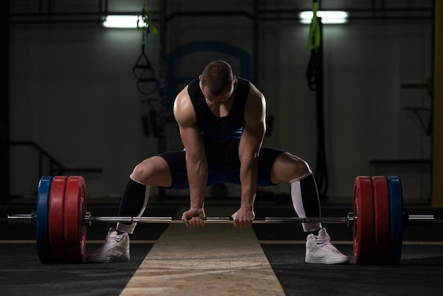 Foto powerlifter heavy weight barbell oefening deadlift in powerlifting