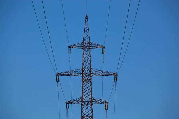 Powerline-toren voor stroomoverdracht door draden