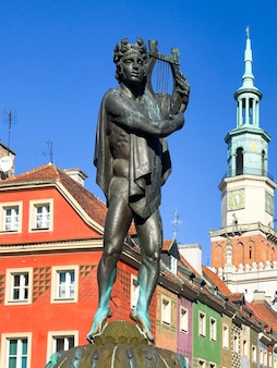 Poznan polonia statua di piazza apollo architettura della città vecchia vicino al municipio storico