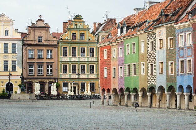 POZNAN, POLEN - JULI 20, 2017: uitzicht op het lege centrale plein Stary Rynek in POZNAN POLEN - JULI 20 2017