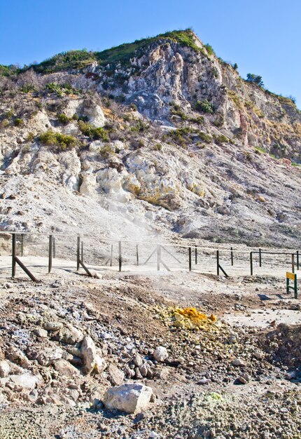 Pozzuoli, Italië. Solfatara-gebied, vulkanische krater die nog steeds actief is.