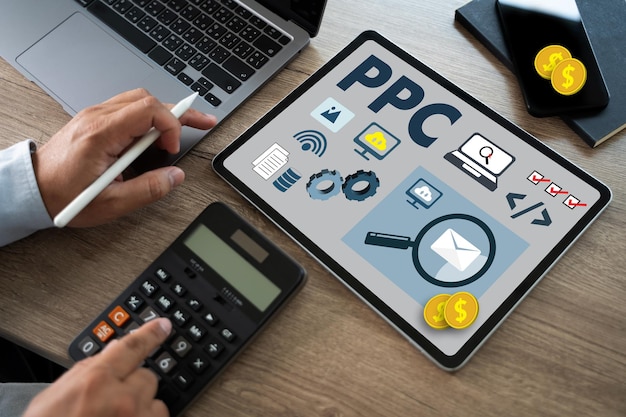 PPC (ペイ・パー・クリック) ビジネスマン・ワーク・コンセプト ソーシャル・ネットワーク・SEO