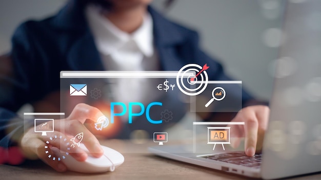 PPC (ペイ・パー・クリック) コンセプト ビジネスマンがノートパソコンでソーシャルネットワークのSEOをしています