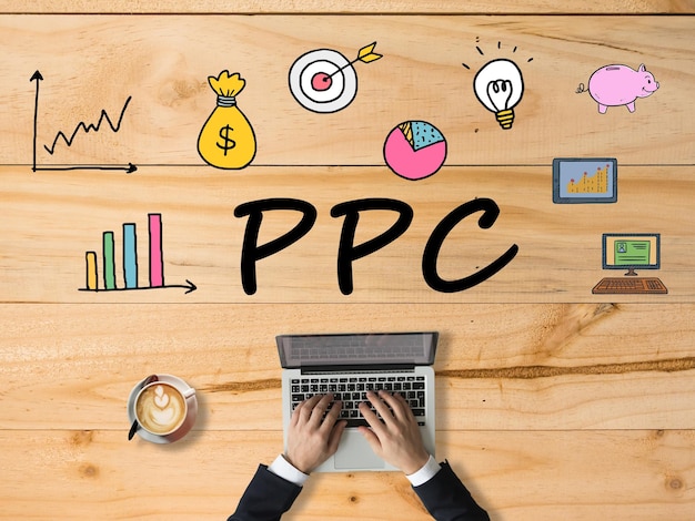 PPC-tekst met digitale marketingpictogrammen op houten tafel Zakenman zoeken op laptop Pay Per Click Digitale online marketing en internettechnologieconcept