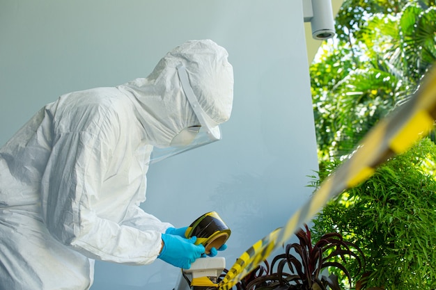 Foto squadra medica del personale dpi che utilizza l'area di restrizione e arresto per il coronavirus preventivo.