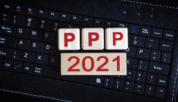 PPP2021の概念。黒のキーボードの木製の立方体。