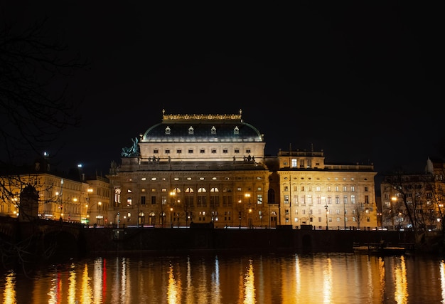 Praag bij nacht, Nationaal Theater, weerspiegeling van lichten in de rivier