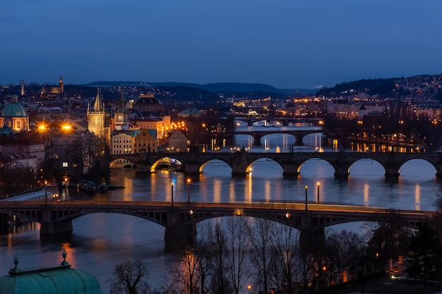Praag bij nacht, uitzicht op bruggen over de rivier de Vlatava, weerspiegeling van nachtelijke stadslichten, stadsgezicht