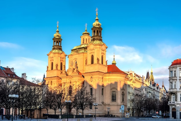 Praag in de ochtend, Sint-Nicolaaskerk op het stadsplein, stadsgezicht