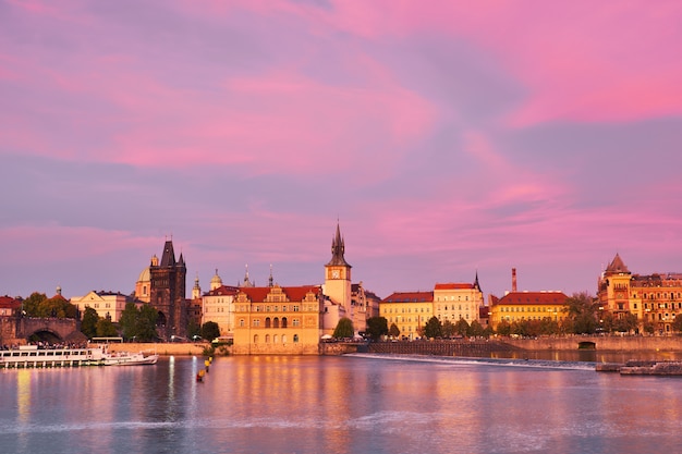 Praag, rivieroever op zonsondergang met reflectie