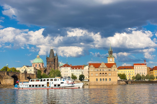 Praag, Tsjechische Republiek Karelsbrug over de rivier de Moldau waarop het schip vaart