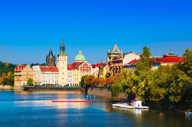 Praagse burcht en oude stad dagweergave met blauwe lucht, reis levendige herfst Europese achtergrond