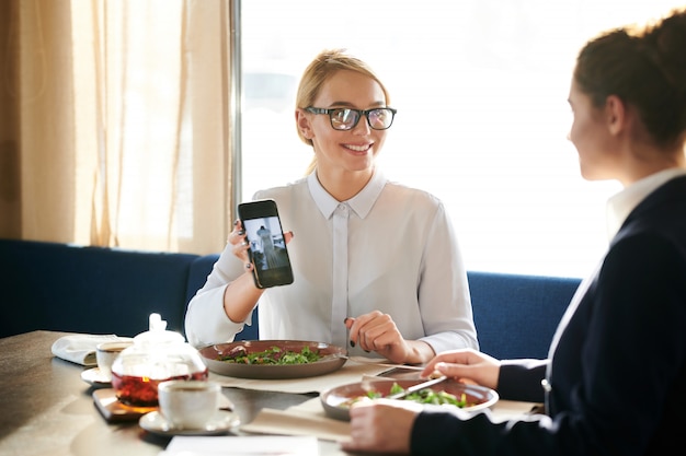 Praat tijdens een zakenlunch