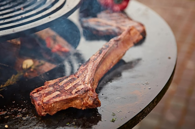 Prachtig aangebraden tomahawk steak medium rare tot rare