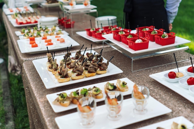 Prachtig aangeklede horeca feesttafel De focus ligt op vleessnacks