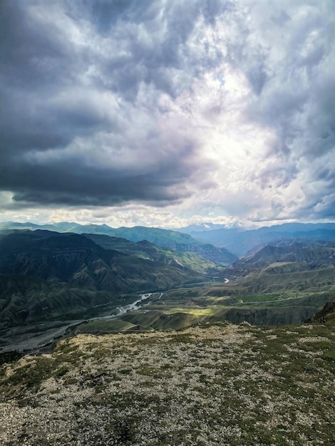 Prachtig adembenemend uitzicht op de bergen tijdens een onweersbui in Dagestan Kaukasus Rusland