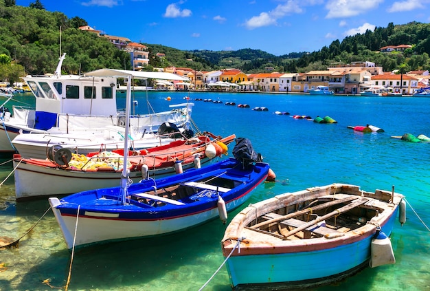 Prachtig authentiek Griekenland, pittoreske baai met vissersboten in Paxos. Ionische eilanden