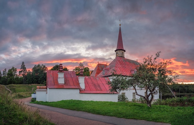 Prachtig avond zonnig landschap. Ongelooflijk majestueus Priorijpaleis in Gatchina. Geweldige natuurlijke achtergrond. Panoramisch zicht.