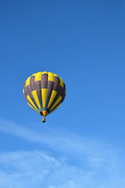 Prachtig beeld van heteluchtballon in de lucht