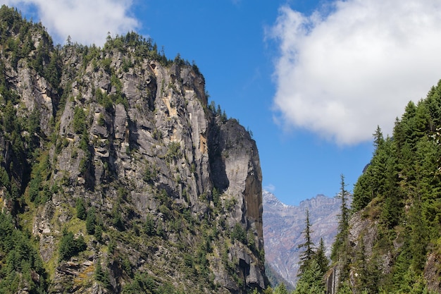 Prachtig berglandschap in de Himalaya Annapurna-regio Nepal Zonnige dag van de zomer in Nepal Grote berg en frisse lucht Eco-reizen