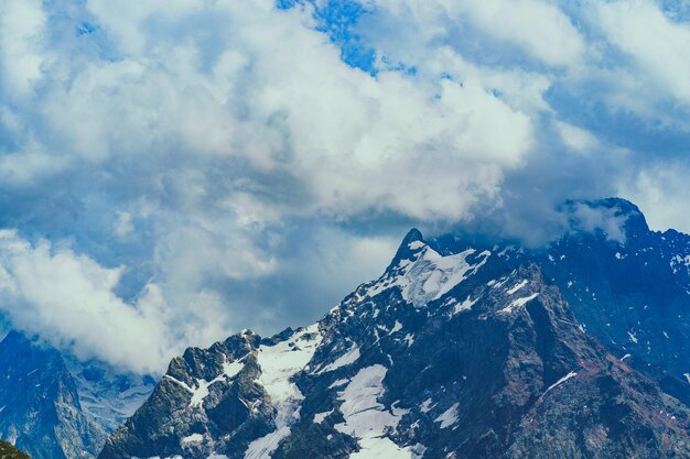 Prachtig berglandschap in de zomer Machtige bergen met sneeuw bij bewolkt weer