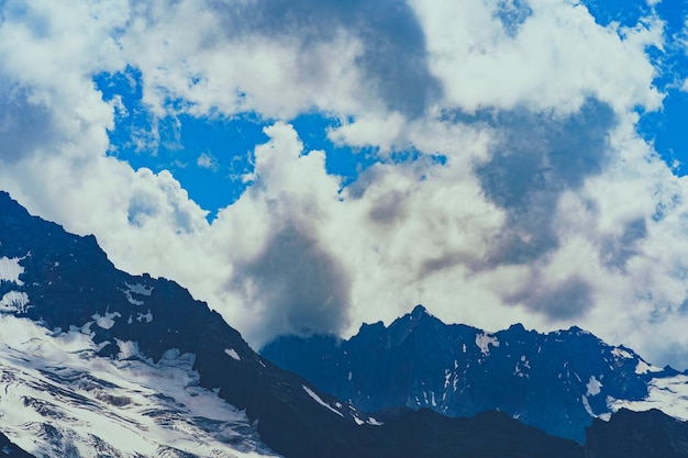 Prachtig berglandschap in de zomer Machtige bergen met sneeuw bij bewolkt weer