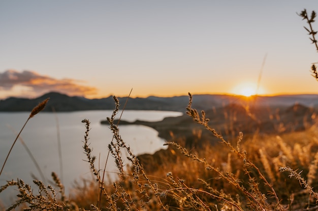 Prachtig berglandschap in de zonsondergangstralen van de zeekust en de bergen op de Krim