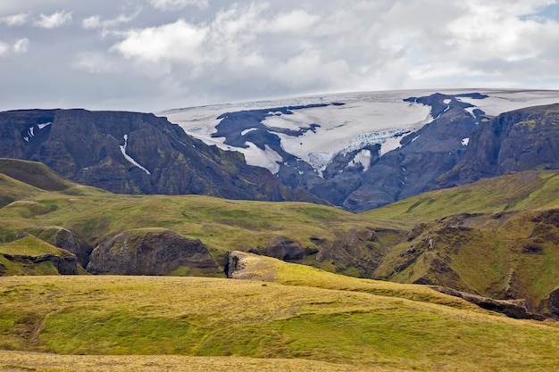 Prachtig berglandschap met gletsjer in ijsland. natuur en plekken voor heerlijke reizen