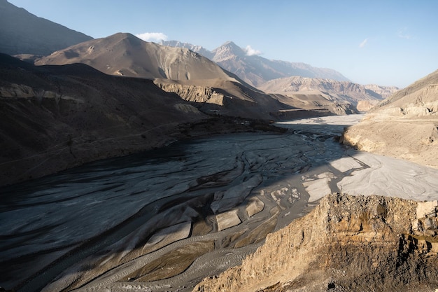 Prachtig berglandschap met verlaten bergriviervallei Nepal