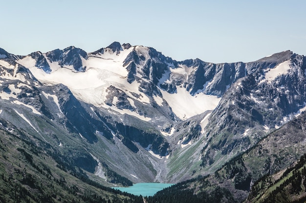 Prachtig bergmeer met turquoise Multinskoe Chita helder water in de Altai Republiek Siberië Rusland