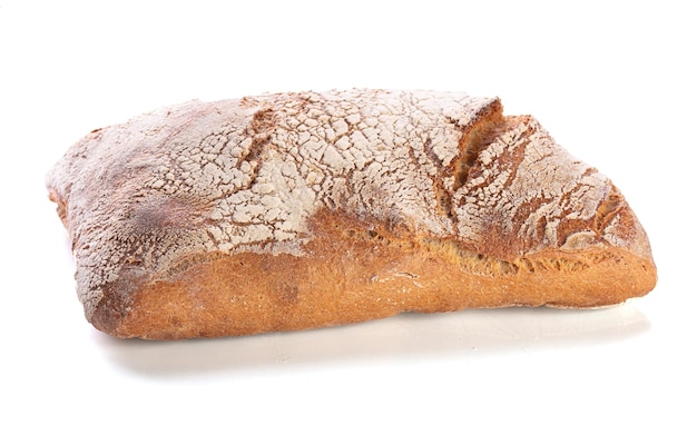 Prachtig biologisch brood met een krokant korstje op een witte ondergrond