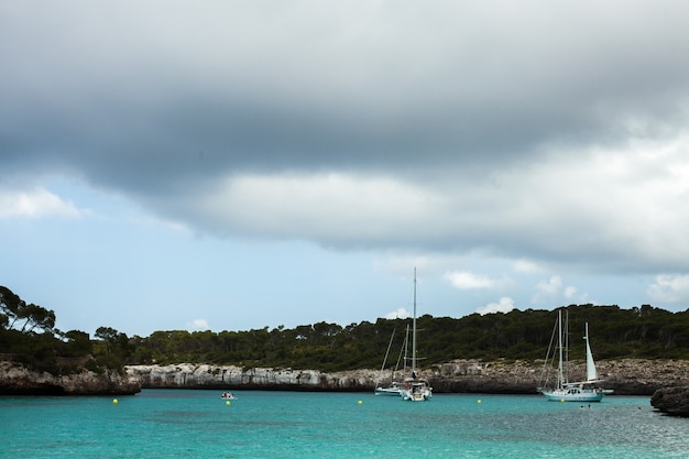 Prachtig blauw helder zeewater in Mallorca Spanje Zee strand landschap