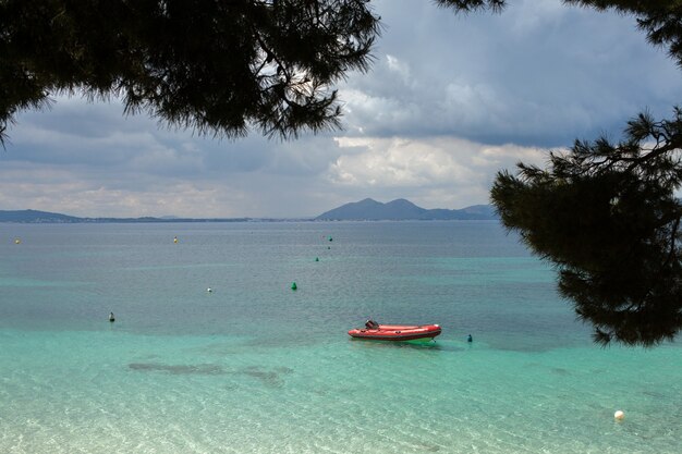 Prachtig blauw helder zeewater in Mallorca Spanje Zee strand landschap