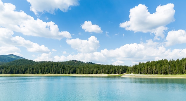 Prachtig blauw meer in Nationaal Park