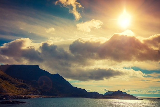 Prachtig blauw zeegezicht met dramatische bewolkte hemel Wilde natuur Noorwegen Nordkapp Mageroya island
