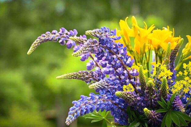 prachtig boeket blauwe lupines en gele lelies