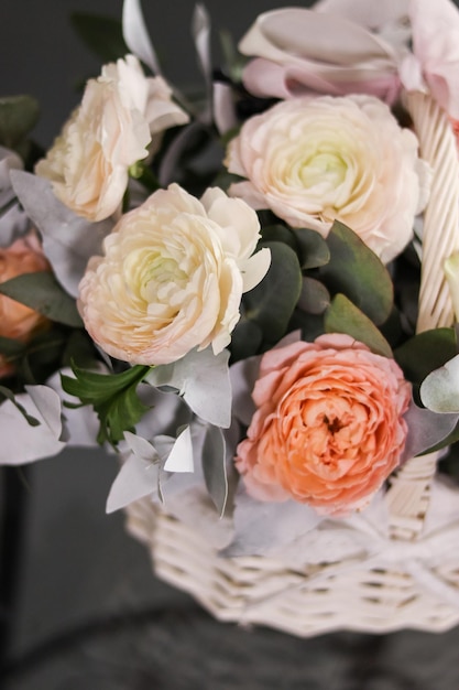 Foto prachtig boeket bloemen in wit en crème tinten ranunculus spray peach rose eucalyptus