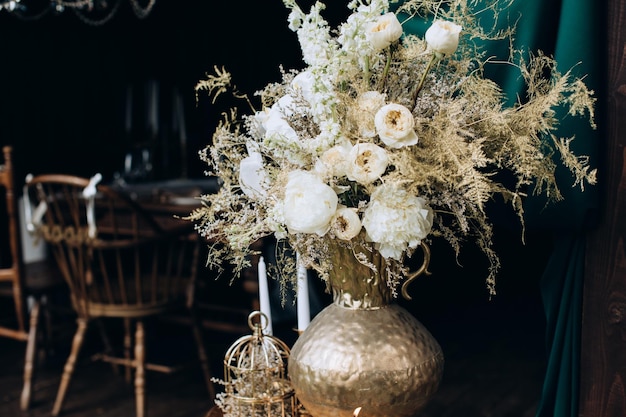 Prachtig boeket in boho stijl met witte bloemen Bruiloft decor