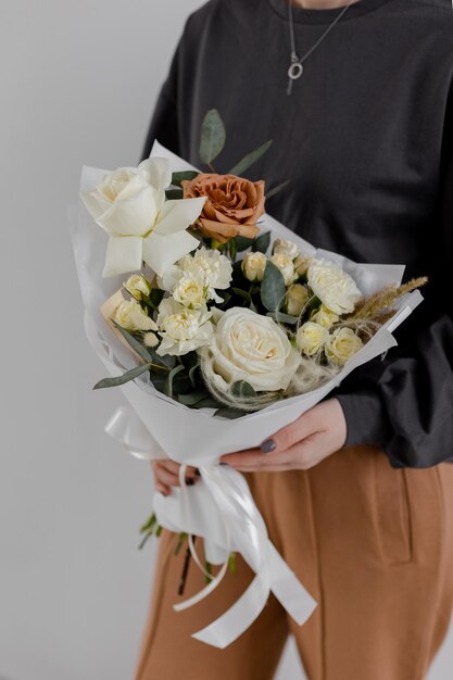 Prachtig boeket met witte en latte pioenrozen