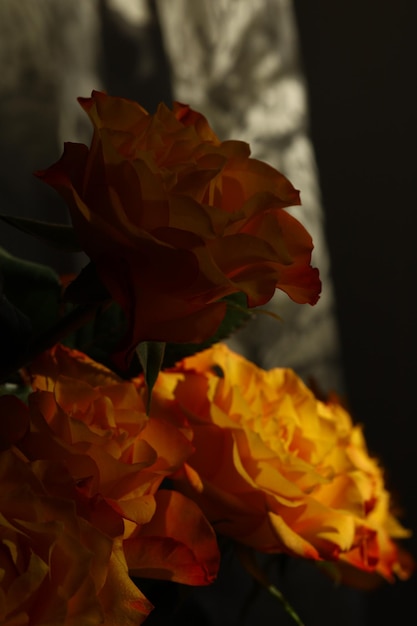 Prachtig boeket oranje rozen met delicate bloemblaadjes