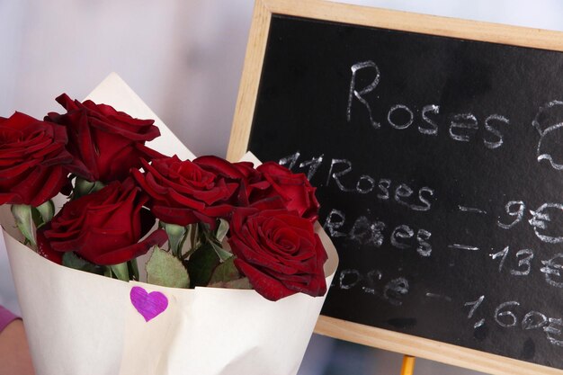 Prachtig boeket rode rozen met tablet op hun verkoop