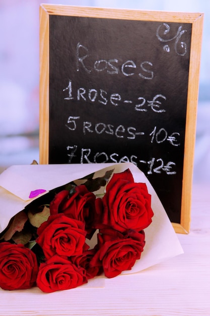 Prachtig boeket rode rozen met tablet op hun verkoop