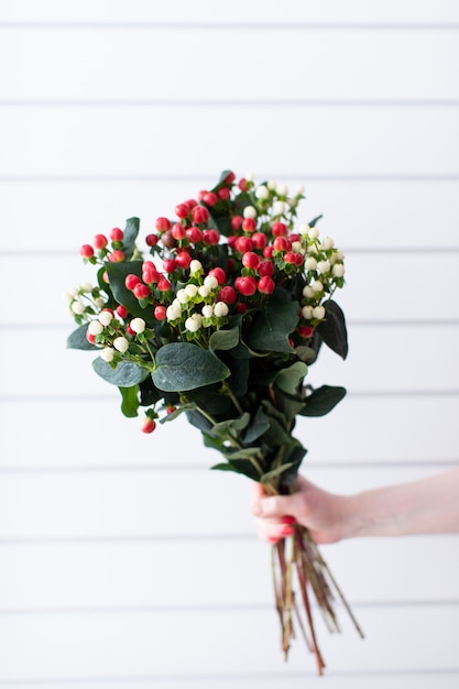 Prachtig boeket van prachtige bloemen. het werk van de bloemist. bloemen levering